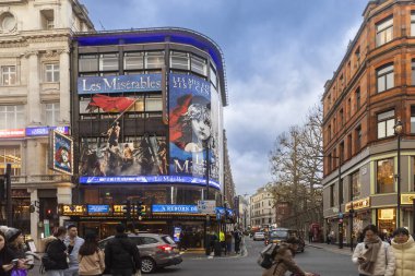 Londra, İngiltere - 2 Aralık 2024. Sondheim Tiyatrosu 'nun ön cephesi, Westminster City' deki Wardour Caddesi 'nin köşesindeki Shaftesbury Caddesi' nde bulunan West End tiyatrosu..