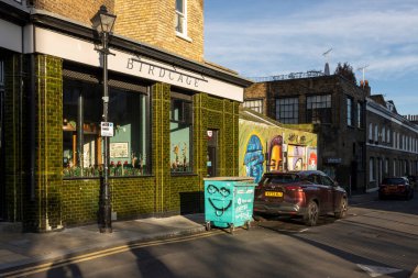 Londra, İngiltere - 2 Aralık 2024. Kuş Kafesi, Craft Bira Pub ve Restoran, Hackney.