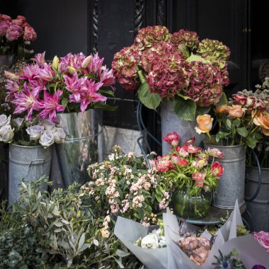 Şık bordo zambaklar ortancalar, kırmızı anemonlar, düğün çiçekleri ve turuncu güllerle süslenmiş, okaliptüs dallarıyla süslenmiş, iç dekorasyon için idealdir ve düğünler, romantik tarihler ve cenazeler gibi özel durumlar için idealdir..