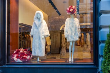 Moskova, Rusya - 25 Ağustos 2025, kürk manto satan bir mağaza vitrini. Vitrindeki gümüş tilki kürklü iki manken..