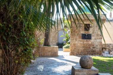 Acre, İsrail, 20 Ocak 2025. Saint-Jean-d 'Acre Hastahanesi' nin girişinde yuvarlak bir taş gülle. Kudüs Nişanı tarafından kurulan anıtsal bir kompleks.,