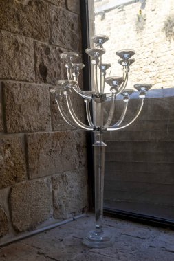 Eski bir evin penceresinde on iki mum için cam bir şamdan..