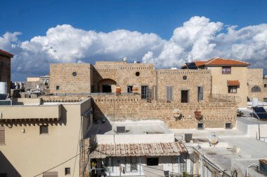 Acre, İsrail, 25 Ocak 2025, balkonlu evler, güneş kazanlı çatılar ve eski Acre şehrinde dikenli telli boş bir ev..