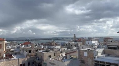Akko, İsrail, 20 Ocak 2025. Tarihi şehir ve Aziz Georges Rum Ortodoks Katedrali manzarası. Kilisenin çatısında beyaz bir haç tasarımı var..