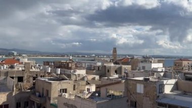 25 Ocak 2025 'te, Acre, İsrail' de, Akre 'nin Beyaz Camii olarak adlandırılan el-Cezar Camisi, eski Acre kentinin duvarları içinde, El-Cezzar Caddesi' nde yer alır..