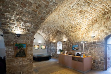 Acre, İsrail 23 Ocak 2025, Şövalyeler Salonu veya Hastahaneler Kalesi. Yeraltı Mahkumları Müzesi zindanında antik koridorları, taş duvarları ve sütunları var. Yeniden ayar