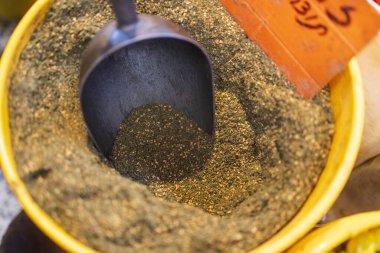 Za 'atar baharatı bir kepçeyle markette satılık..