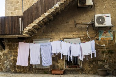 Akko, İsrail, 3 Ocak 2025. Şehrin eski bir kısmındaki bir evin yakınındaki çamaşır ipinde çamaşır kuruyor..