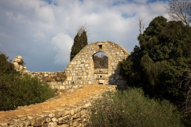 Tabor Dağı 'ndaki antik tahkimatlar. Hendek köprüsü ve terk edilmiş taş kalıntıları.