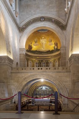 Meyve taşıyan badem ağaçları, Tabor Dağı 'ndaki kış manzarası. Şekil Değiştirme Kilisesi 'nin yanındaki harabelerin yanında her şey yeşil..