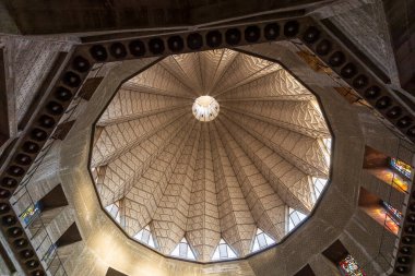 Nazareth, İsrail, 23 Ocak 2025: Annunciation Bazilikası bir Katolik kilisesidir. Aşağıdan Kubbe 'nin iç görünümü.