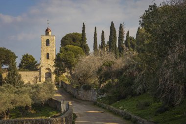 Tabor Dağı, İsrail, 3 Şubat 2025: Zirvenin kuzeydoğusunda yer alan Yunan Ortodoks Kadın Şekil Değiştirme Manastırı 'na giden yola bakın.