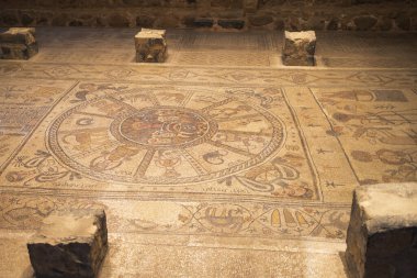 Meyve taşıyan badem ağaçları, Tabor Dağı 'ndaki kış manzarası. Şekil Değiştirme Kilisesi 'nin yanındaki harabelerin yanında her şey yeşil..