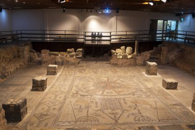 Meyve taşıyan badem ağaçları, Tabor Dağı 'ndaki kış manzarası. Şekil Değiştirme Kilisesi 'nin yanındaki harabelerin yanında her şey yeşil..