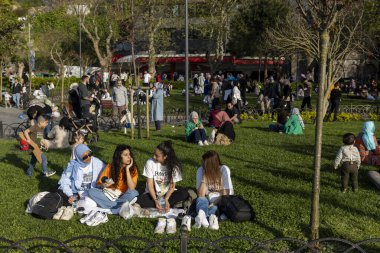 İstanbul, Türkiye 2 Mayıs 2024, insanlar Ramazan ayında parkta dinleniyor. Erkekler, kadınlar ve çocuklar çimenlerde oturup piknik yaparlar..