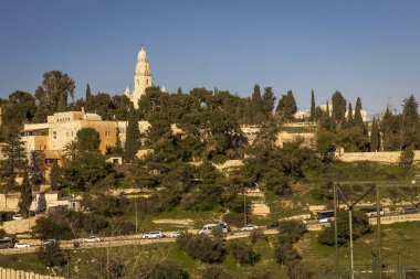 Kudüs, İsrail - 2 Mart 2025. Tapınak Dağı 'nın ve Eski Şehir' in gün batımına yakın manzarası. Trafik sıkışık..
