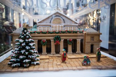 Londra, İngiltere, Kasım 2025, Covent Garden 'ın Noel için dekore edilmiş bir modeli bir mağaza vitrininde sergileniyor..