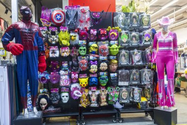 Hayfa, İsrail Renkli Purim kostümleri ve maskeler markette sarı prenses elbiseleri, mavi palyaço kıyafeti, keçi maskesi.