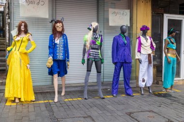 Hayfa, İsrail 7 Mart 2025, alışveriş merkezindeki Purim için parlak kostümler ve maskeler, mavi palyaço kıyafeti, keçi maskesi. Posteri imzala. Her şey 50 şekele..