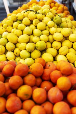 Mandalinalar, limonlar ve portakallar pazarda satılmak üzere bir sandığa konur..