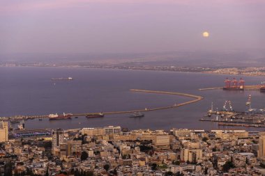Hayfa, İsrail 7 Mart 2025, Louis Promenade 'den gelen Alacakaranlık manzaralı dolunay ile.