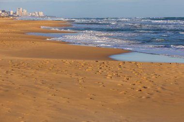 Akdeniz kıyı şeridinin yeni bölgelerindeki Hayfa 'nın yüksek binalarının manzarası.