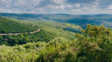 Carmel Dağı 'ndan doğa rezervlerine, dağlara ve Mount Carmel Ulusal Parkı' nın patikalarına bakan manzaraya bakın..
