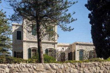 Hayfa, İsrail, 5 Mart 2025. Bah 'ın dininin kurucusunun yaşadığı, Bah' ın arkadaşlarının evi olan Villa, çitin arkasında bir Araucaria bitkisi vardı, doğu tarzında inşa edilmişti..