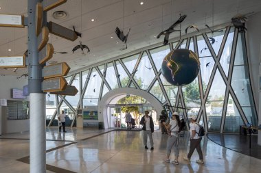 Hula Doğa Rezervi, İsrail, 16 Mart 2025, modern binanın içi. Hula Vadisi Doğa Koruma Alanındaki son teknoloji ziyaretçi merkezi. İçerideki insanlar.