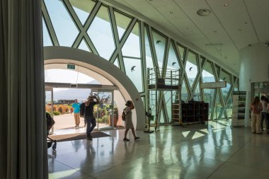 Hula Doğa Rezervi, İsrail, 16 Mart 2025, modern binaya giriş. Hula Vadisi Doğa Koruma Alanındaki son teknoloji ziyaretçi merkezi. İç mekan.