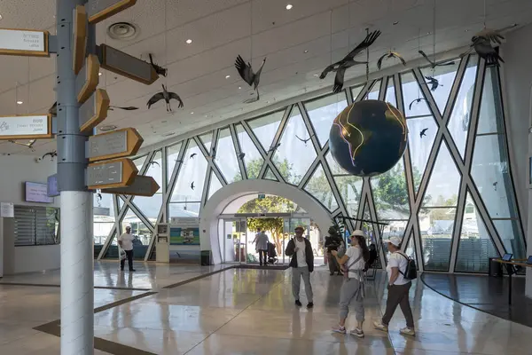 Hula Doğa Rezervi, İsrail, 16 Mart 2025, modern binanın içi. Hula Vadisi Doğa Koruma Alanındaki son teknoloji ziyaretçi merkezi. İçerideki insanlar.