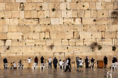 Kudüs, İsrail, 16 Mart 2025, Batı Duvarı 'nın erkekler tarafında namaz kılan erkekler. Purim..