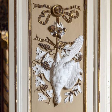 Valencia, İspanya - Mayıs 12024 Marquis de Dos Aguas Sarayı 'ndaki Ulusal Seramik Müzesi. Bacağından asılan bir kekliğin rahatlatması..