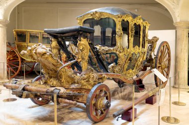 Valencia, İspanya 1 Mayıs 2024: Marquis de Dos Aguas Sarayı 'ndaki Ulusal Seramik Müzesi' nde süslü tablolarla süslü bir at arabası.