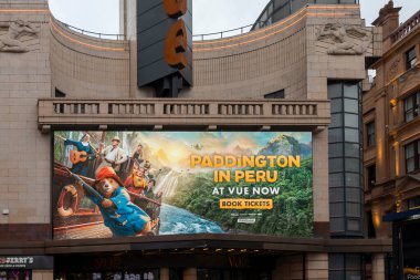 Londra, İngiltere - 22 Kasım 2024: Piccadilly Sirki. Peru 'daki Paddington filminin reklam panosunda.