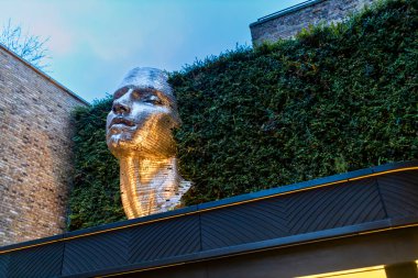 Londra, İngiltere, 1 Mart 2024, Kübalı çağdaş sanatçı Rafael Miranda San Juan tarafından James Court 'ta Paraiso (Cennet) adı verilen büyük bir metalik kafa heykeli yapılmıştır..