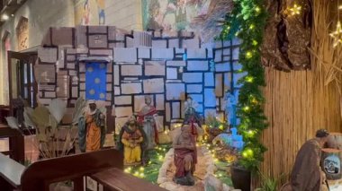 Nasıra, İsrail, 20 Aralık 2024. Kutsal Bakire 'nin Anonsları Yunan Ortodoks Kilisesi. İsa 'nın doğumunu temsil eden bir Noel doğumu sahnesi.