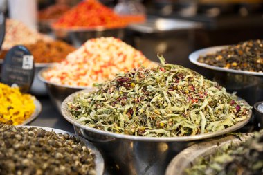 Linden, kekik otu, papatya çayı ve kırmızı gül yaprakları satılık..