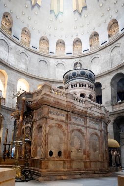 Kudüs, İsrail - 1 Ekim 2024, Kutsal Mezar Kilisesi. Kubbe ve Aedicule restorasyondan sonra.