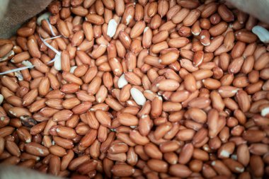 Baharat bölümünde bir poşette kabuklu fıstık..