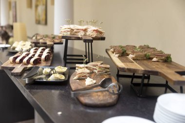 Tahta tahtalarda çeşitli aperatifler, parti için hazır.