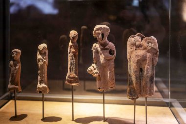 Acre, İsrail 23 Ocak 2025, Yeraltı Mahkûmları Müzesi 'ndeki Antik kil heykelcikleri, Acre