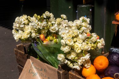Karpuzlar ve beyaz nergisler bir marketin ahşap kasalarında