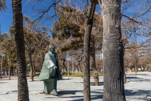 Barselona, İspanya, 23 Mart 2023. Simn Bolvar anıtı, Venezuela ulusal kahramanı ve İspanyol egemenliğinden kurtarıcısı General ve Gran Kolombiya başkanı gölgeli Barceloneta Parkı 'nda duruyor..