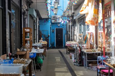 Londra, İngiltere, 23 Kasım 2024, Chapel Market Renkli bit pazarı eski eşyalar ve asılı süslemelerle dolu.