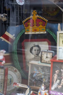 Londra, İngiltere, 23 Nisan 2024, Kraliçe II. Elizabeth 'in dağınık vitrin vitrinindeki hatıraları.