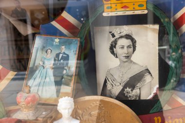 Londra, İngiltere, 23 Nisan 2024, Kraliçe II. Elizabeth ve Prens Philip bir vitrin vitrininde portre