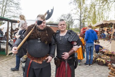 Berlin, Almanya - 30 Mart 2024: Ortaçağ Fuarı: Paskalya Şövalyesi Muhteşem. Spandau Kalesi 'ndeki bir ortaçağ pazarında baltayla Vikingler gibi giyinmiş iki adam,