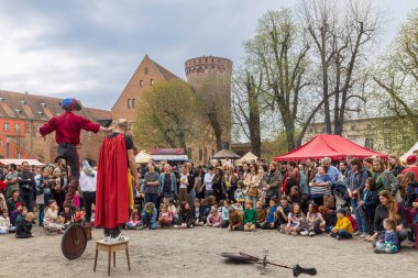 Berlin, Almanya - 30 Mart 2024: Ortaçağ Fuarı: Easter Knight Spectaculum. Sokak göstericileri Spandau Kalesi 'ndeki bir ortaçağ pazarında kalabalığı eğlendiriyorlar., 