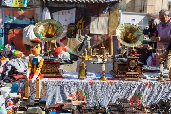 Hayfa, İsrail, 2 Ocak 2025, Pinokyo kuklası ve klasik gramofonlar açık hava pazarında satılıyor.